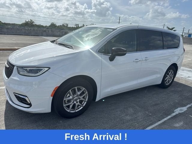 2025 Chrysler Pacifica Select's photo