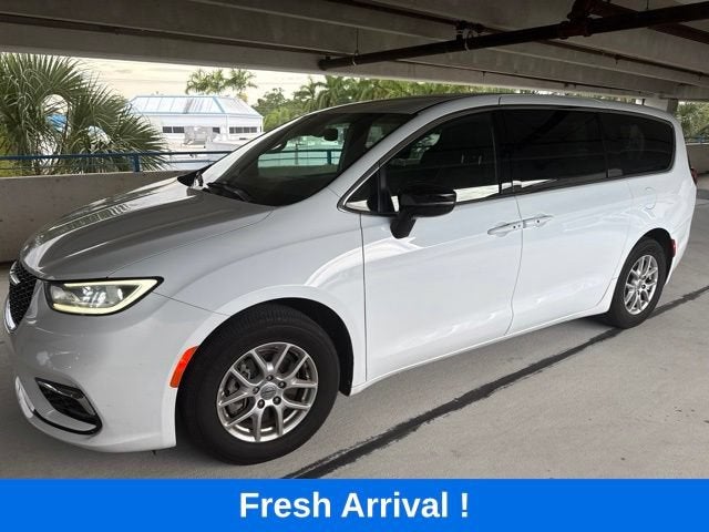 2025 Chrysler Pacifica Select