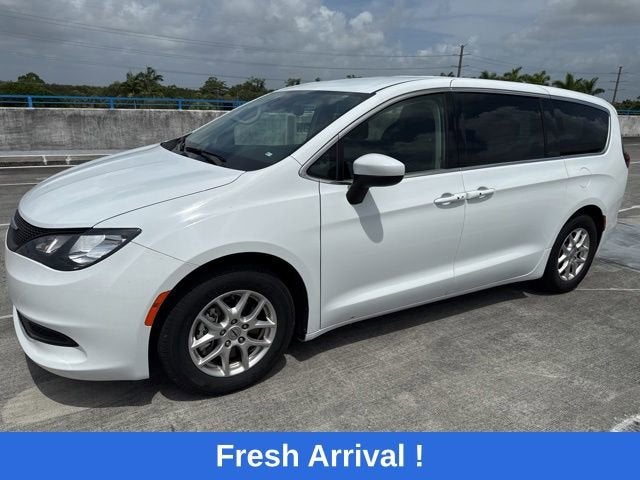 2023 Chrysler Voyager LX's photo