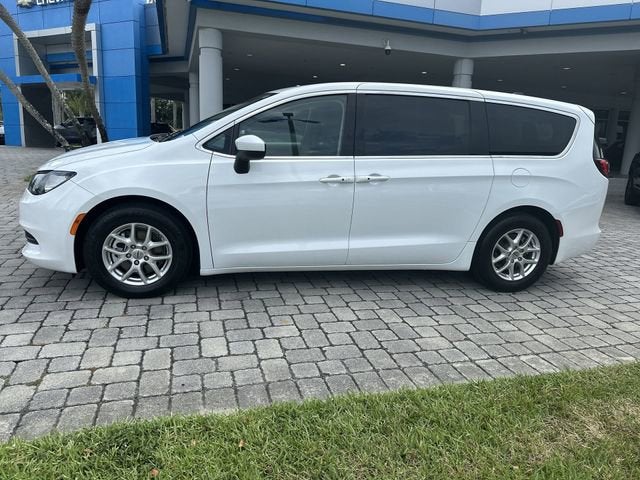 2023 Chrysler Voyager LX
