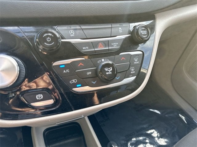 2022 Chrysler Voyager LX