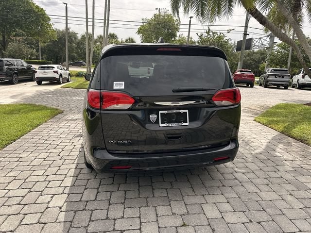 2023 Chrysler Voyager LX