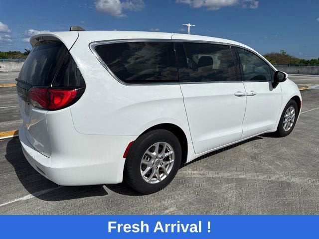 2023 Chrysler Voyager LX