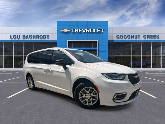 2024 Chrysler Pacifica Touring's photo