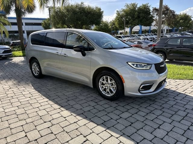 2024 Chrysler Pacifica Touring