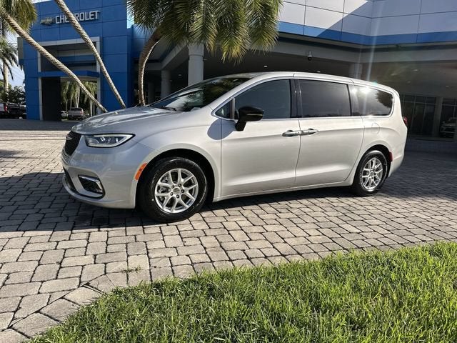 2024 Chrysler Pacifica Touring