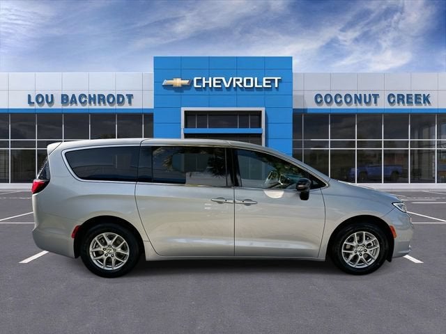 2024 Chrysler Pacifica Touring