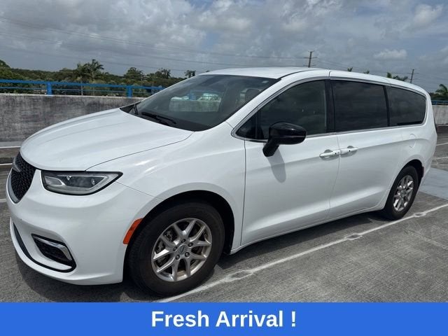 2024 Chrysler Pacifica Touring's photo