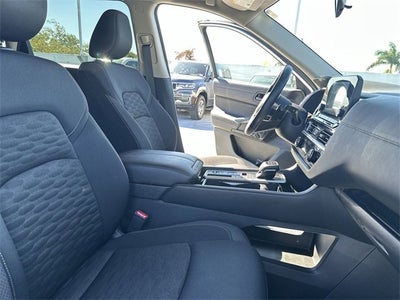 2025 Nissan Pathfinder SV