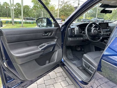 2025 Nissan Pathfinder SV