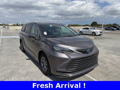 2024 Toyota Sienna LE