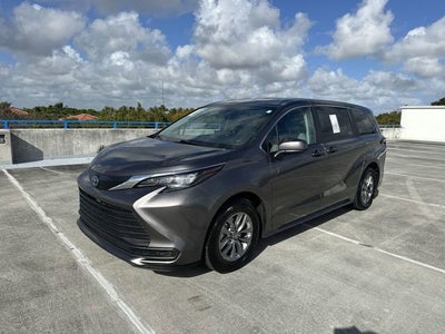 2024 Toyota Sienna LE