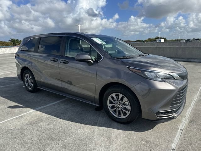 2024 Toyota Sienna LE