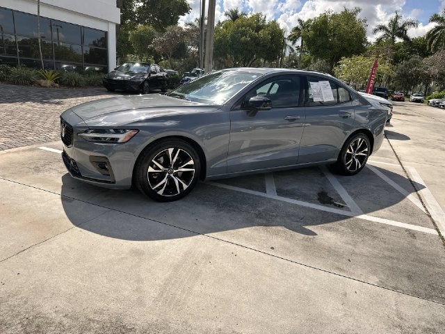 2024 Volvo S60 Plus Dark Theme
