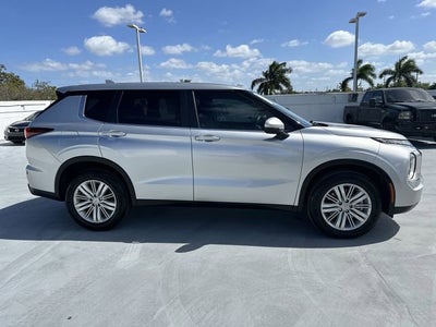 2024 Mitsubishi Outlander ES