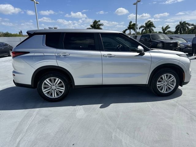 2024 Mitsubishi Outlander ES