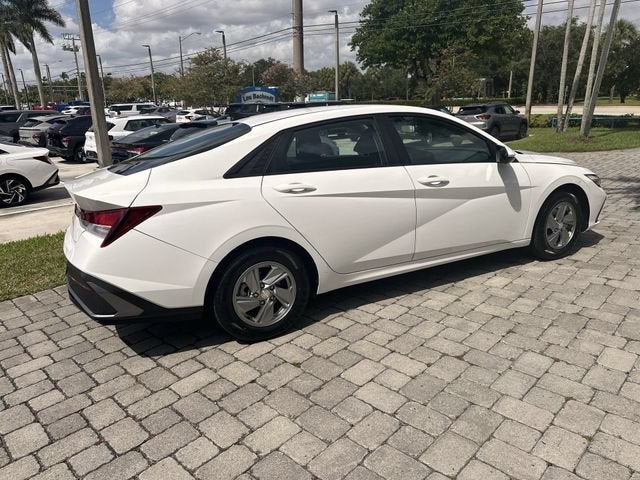 2024 Hyundai Elantra SE