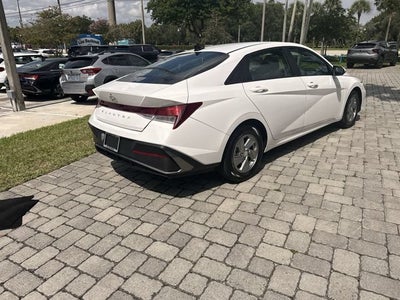 2024 Hyundai Elantra SE