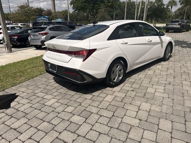 2024 Hyundai Elantra SE