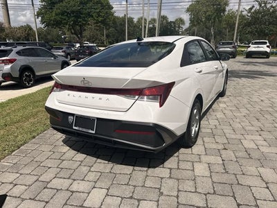 2024 Hyundai Elantra SE