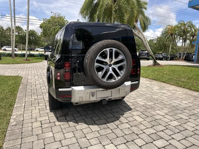 2023 Land Rover Defender SE