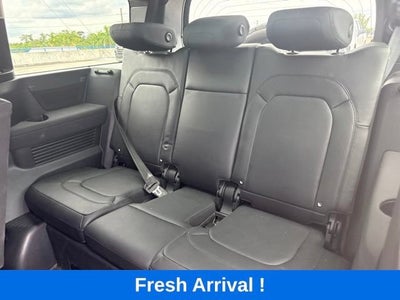 2023 Land Rover Defender SE