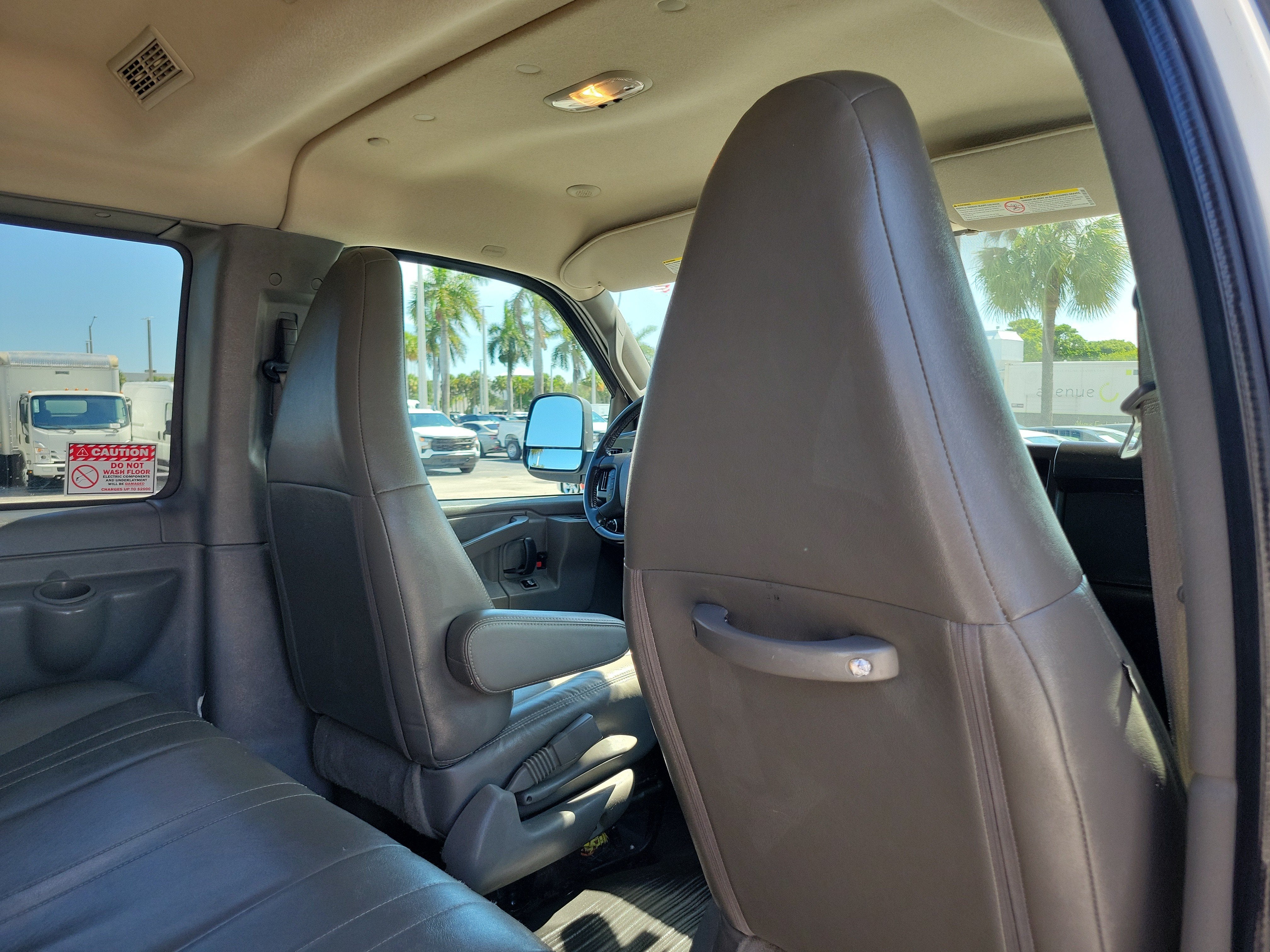 2023 Chevrolet Express Passenger 3500 1LS