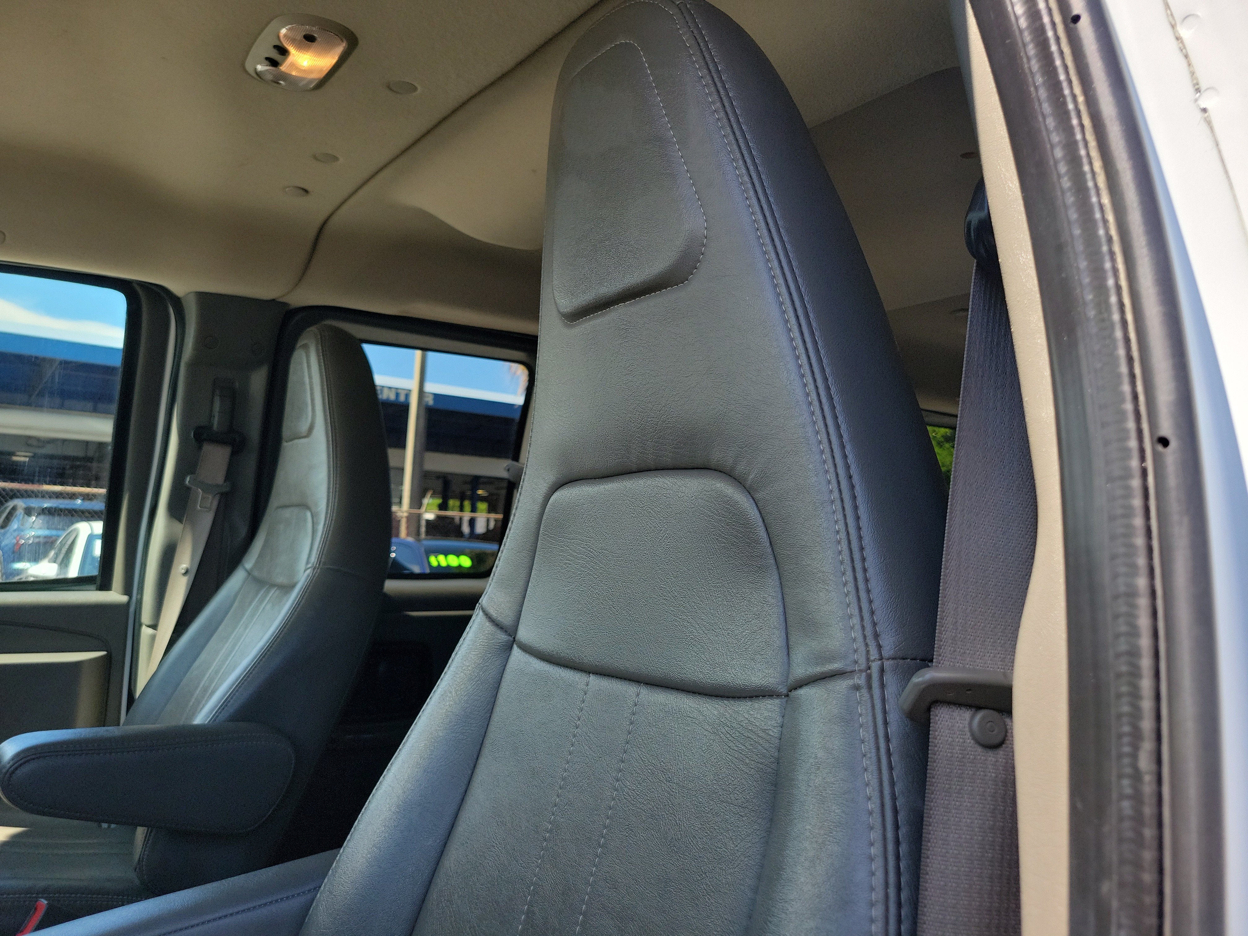 2023 Chevrolet Express Passenger 3500 1LS