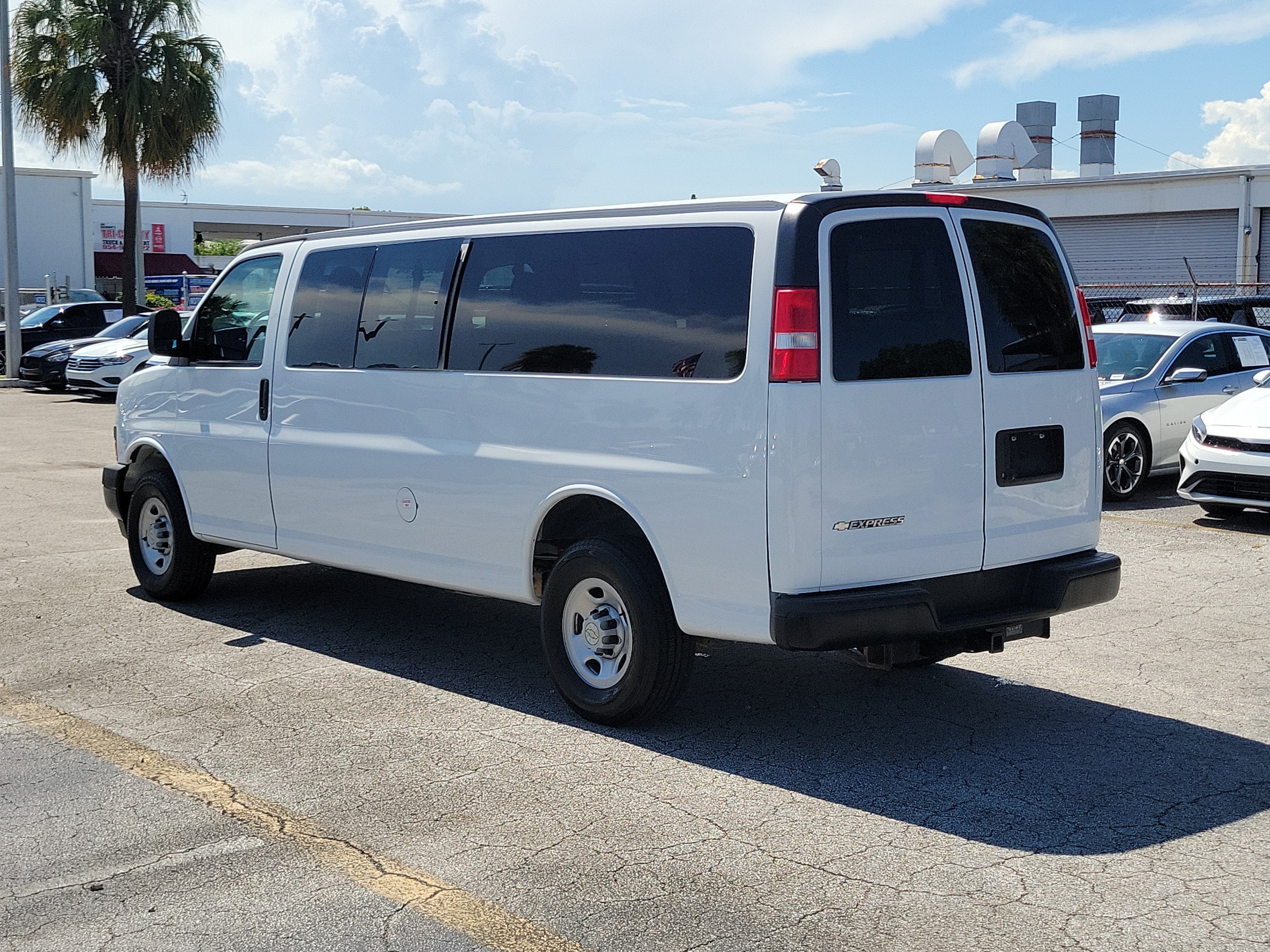 2023 Chevrolet Express Passenger 3500 1LS