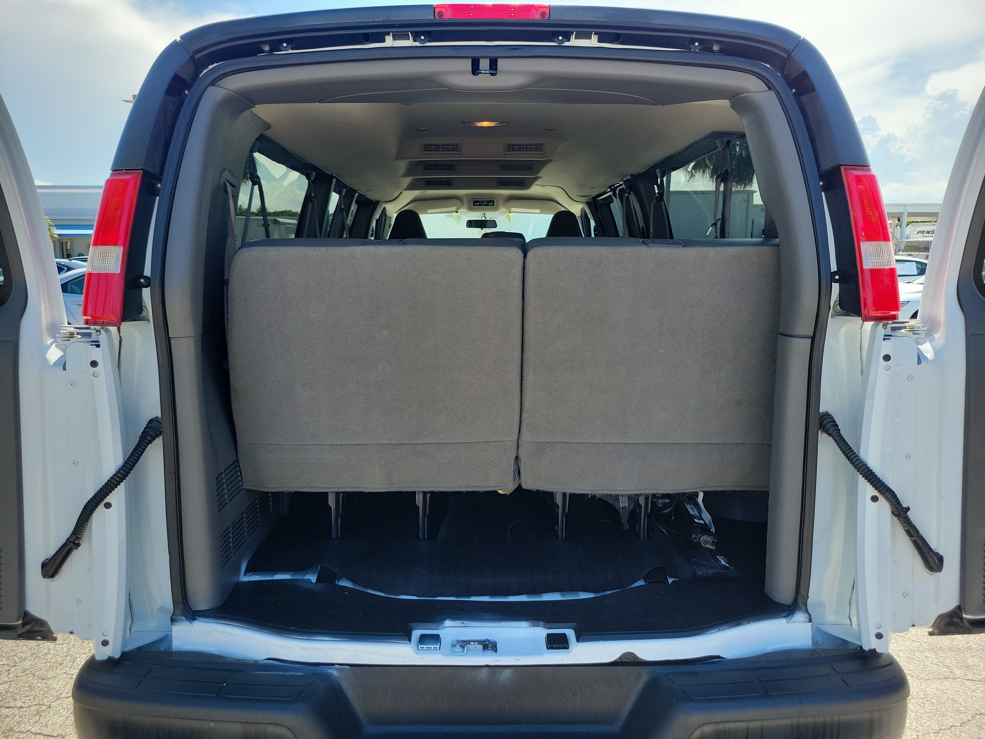 2023 Chevrolet Express Passenger 3500 1LS