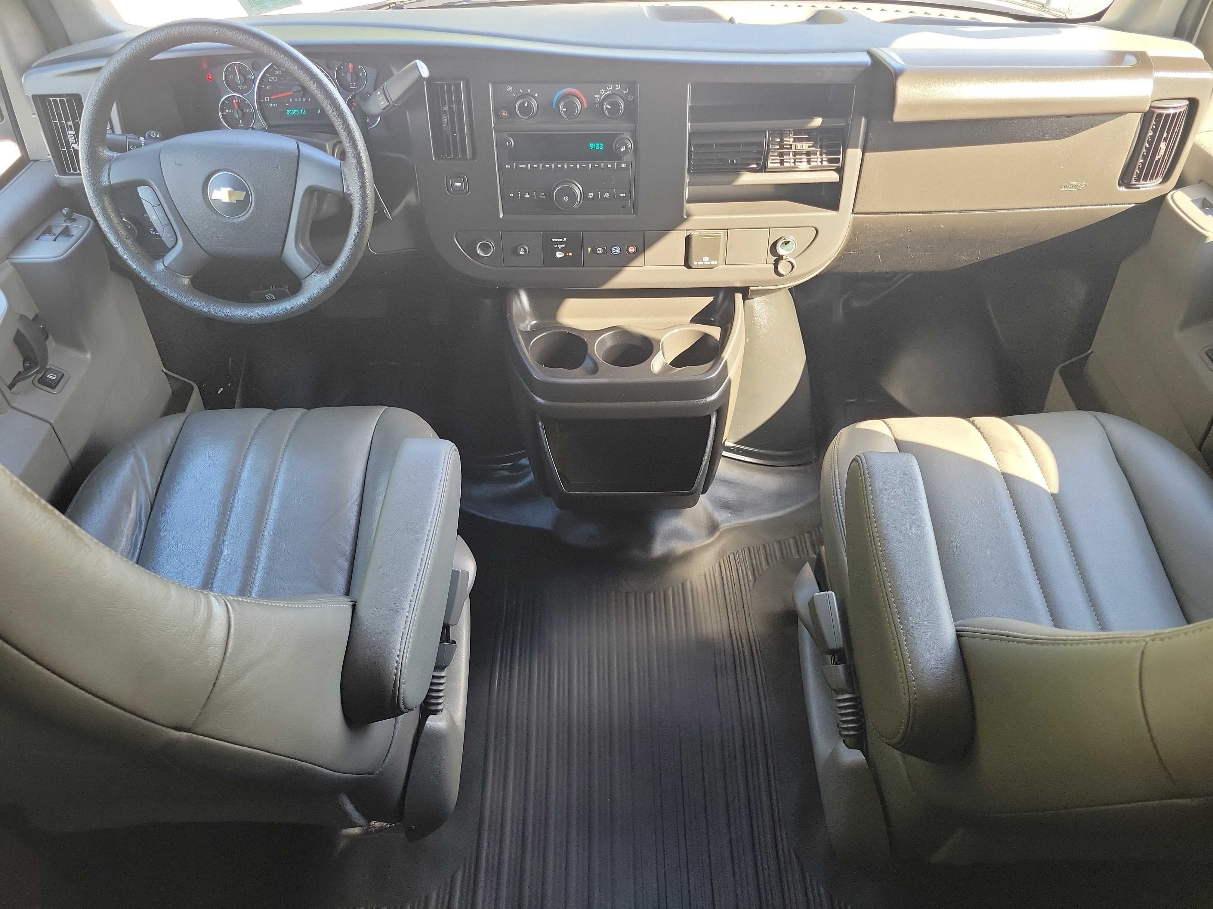 2025 Chevrolet Express Cargo WT