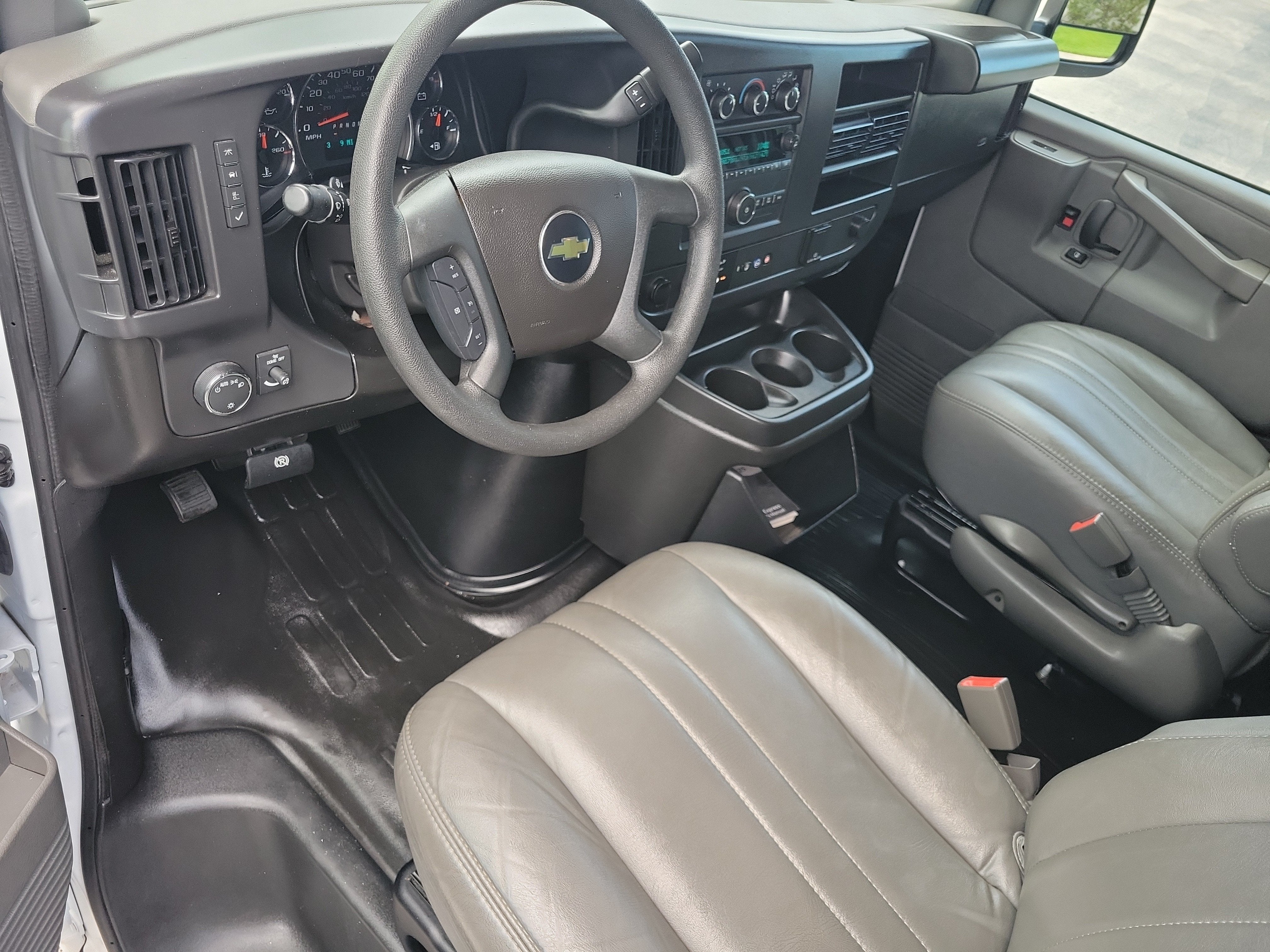 2025 Chevrolet Express Cargo WT