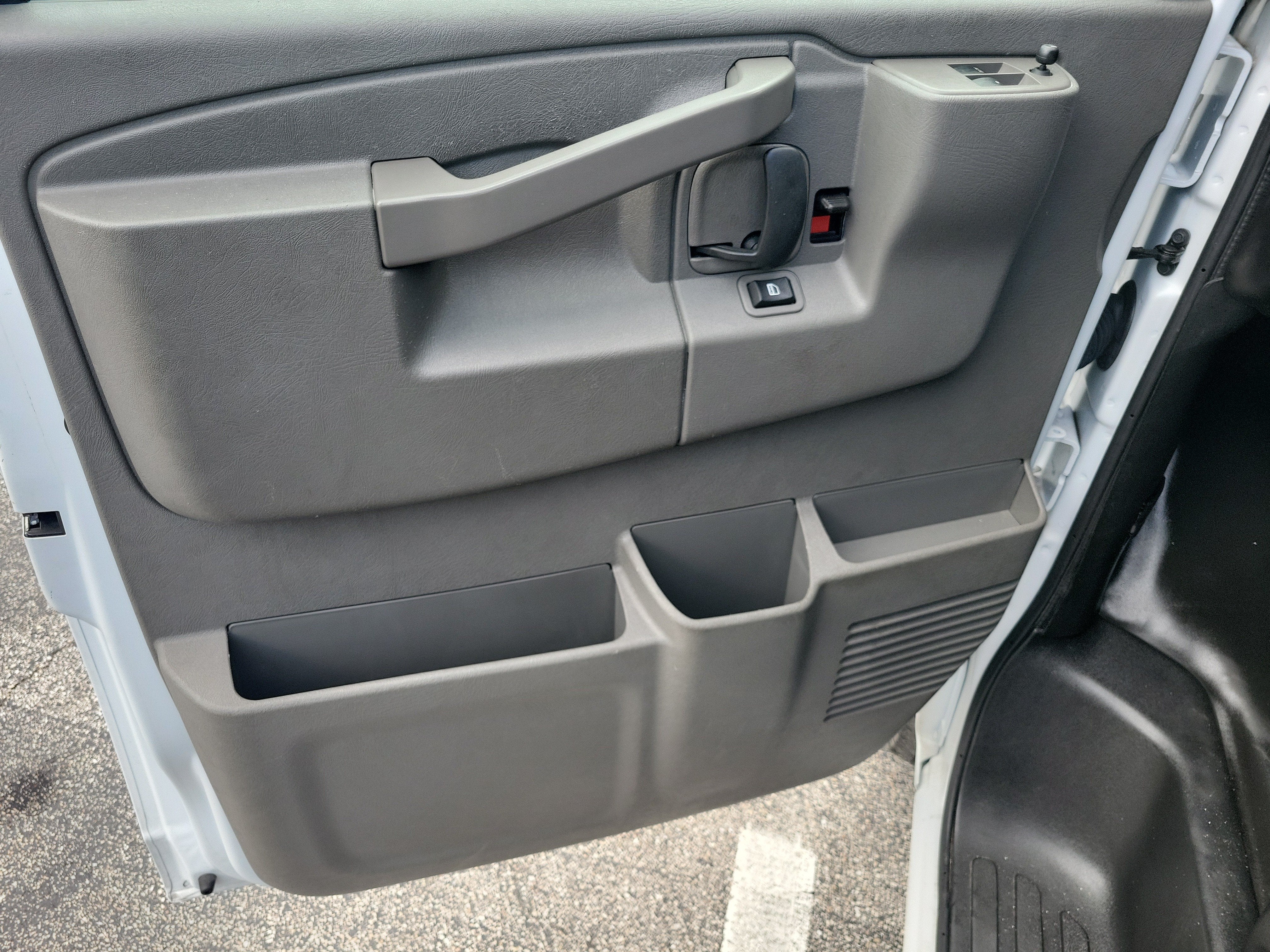 2025 Chevrolet Express Cargo WT