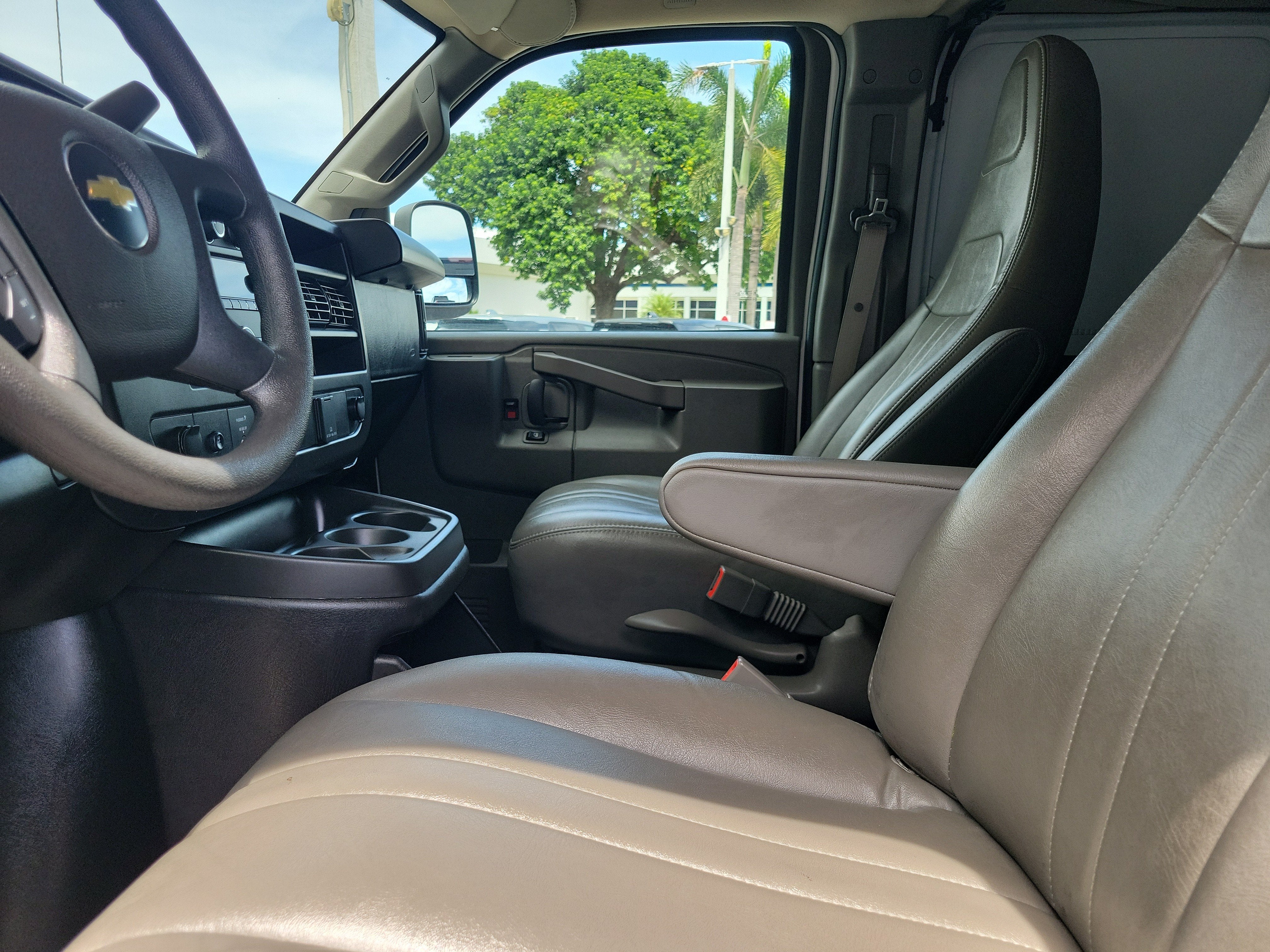 2025 Chevrolet Express Cargo WT