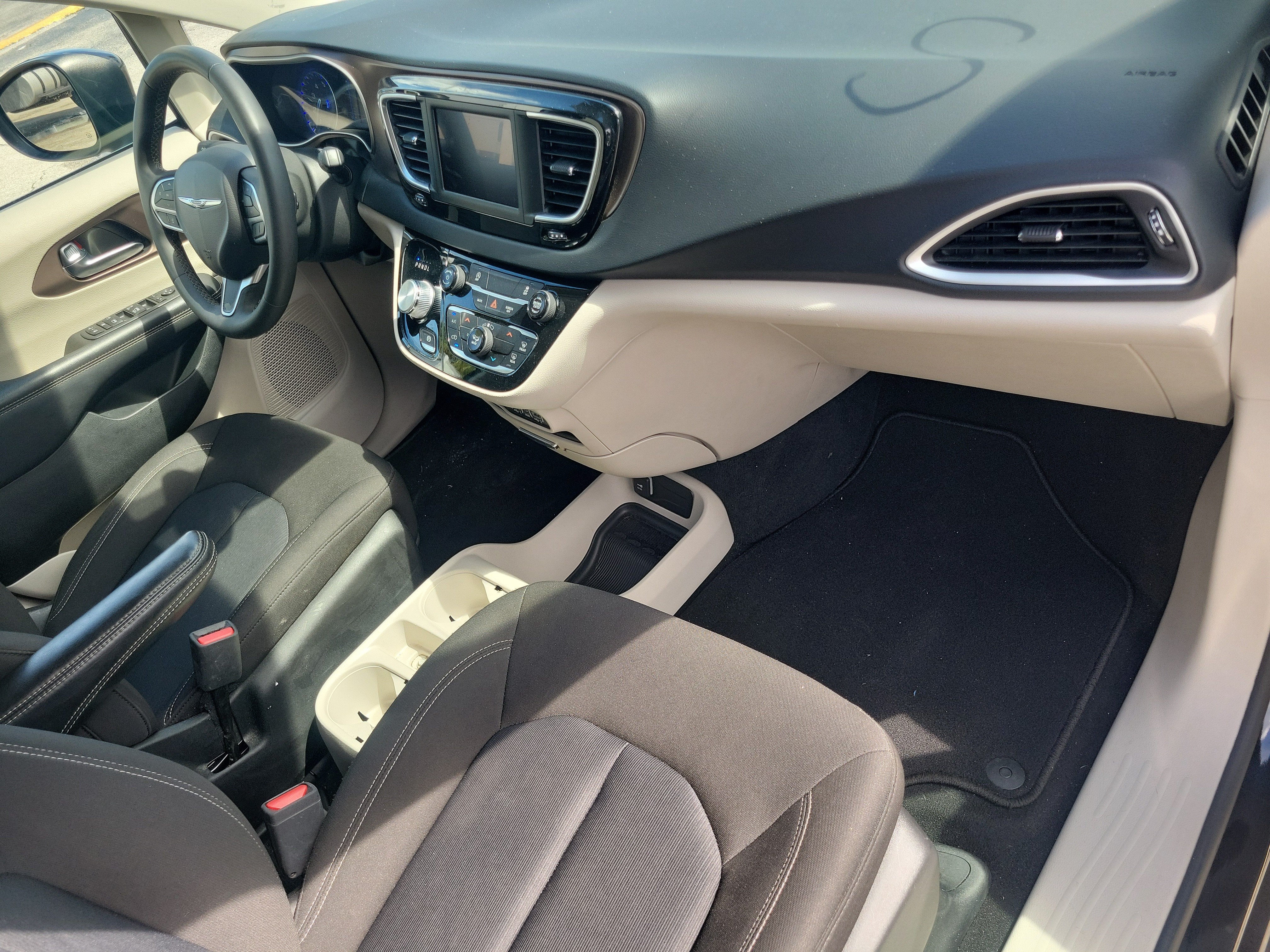 2023 Chrysler Voyager LX
