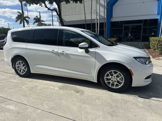 2023 Chrysler Voyager LX