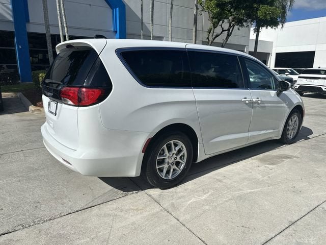 2023 Chrysler Voyager LX