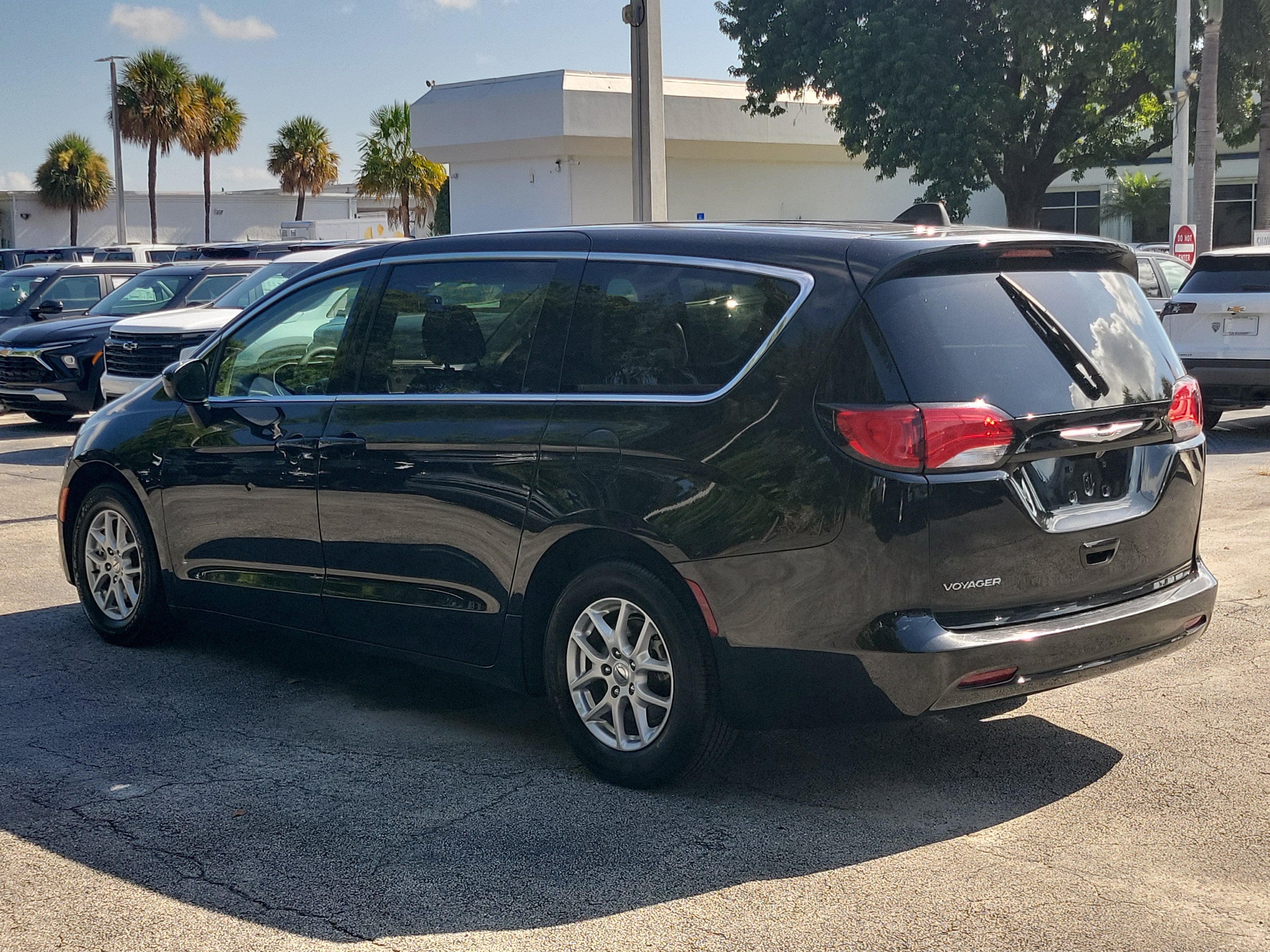 2023 Chrysler Voyager LX