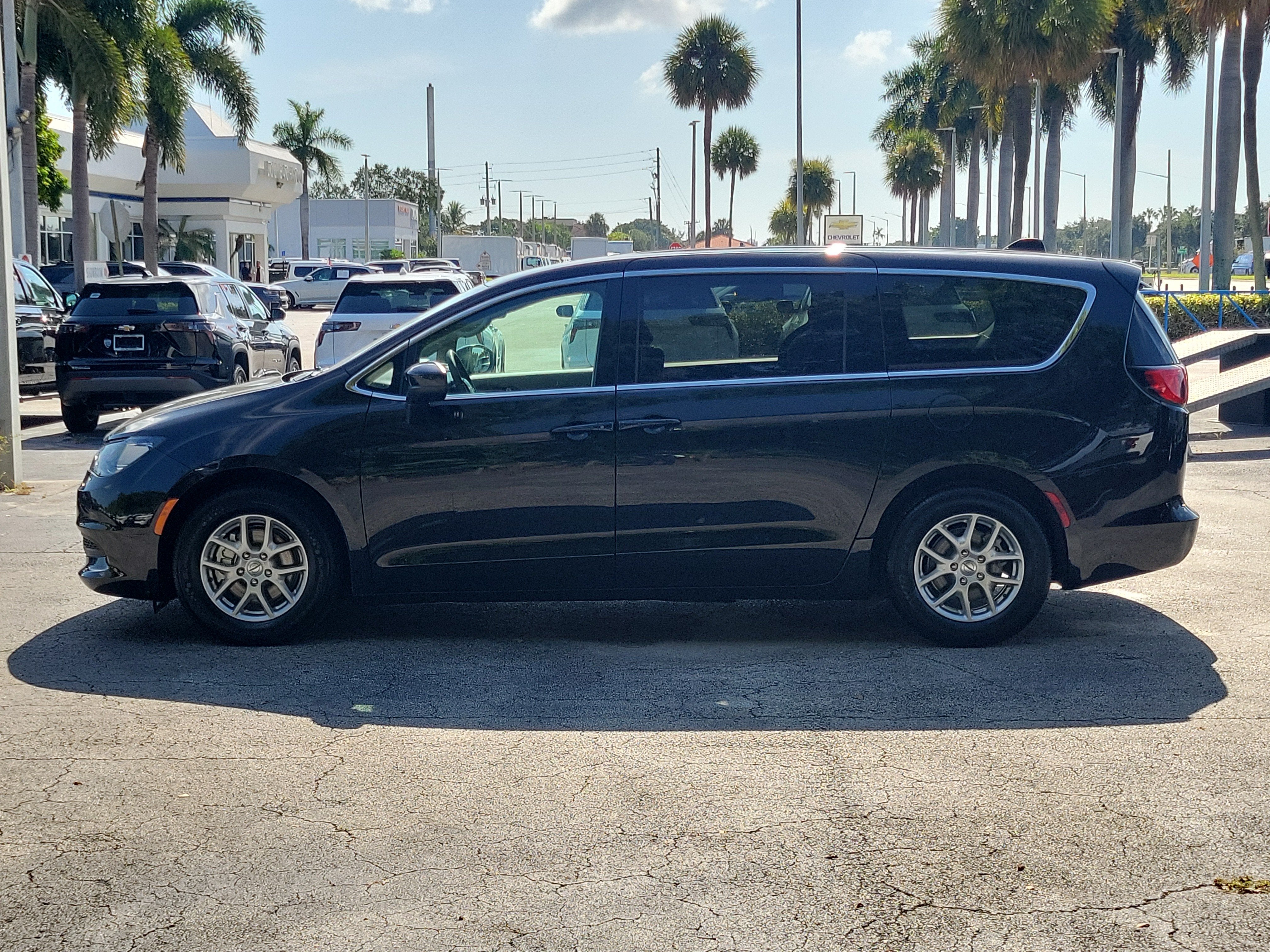 2023 Chrysler Voyager LX