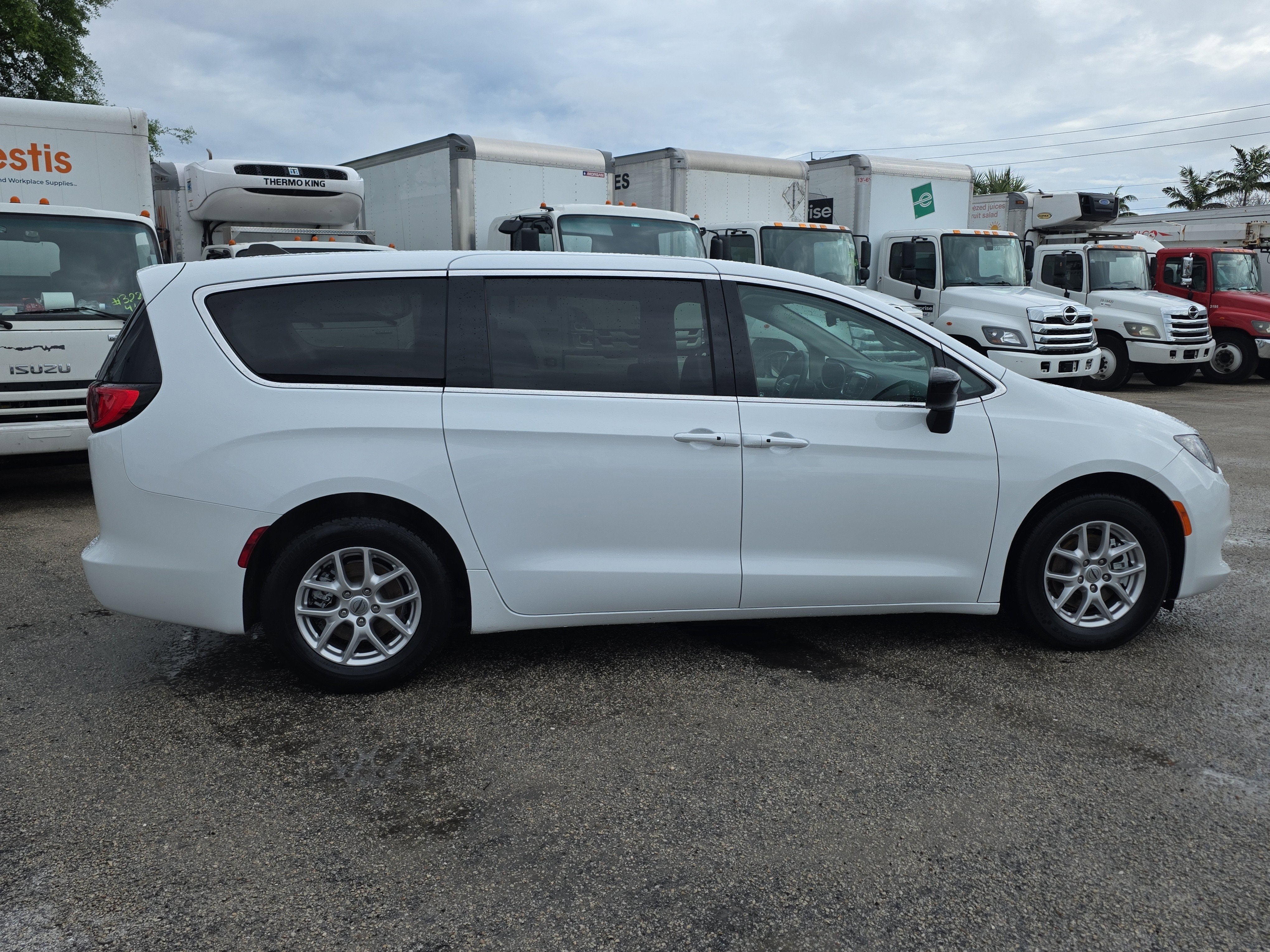 2024 Chrysler Voyager LX
