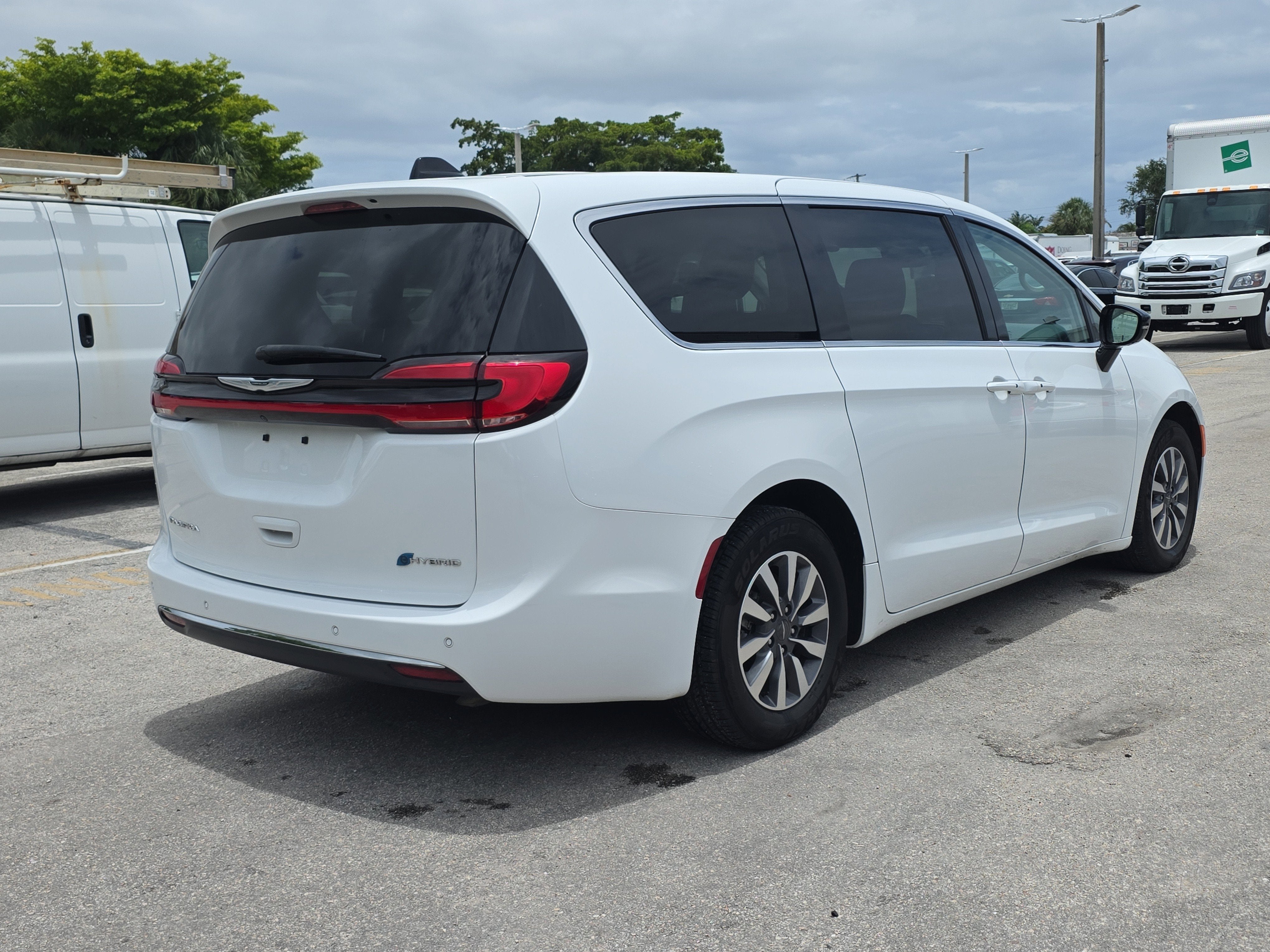 2024 Chrysler Pacifica Hybrid Select
