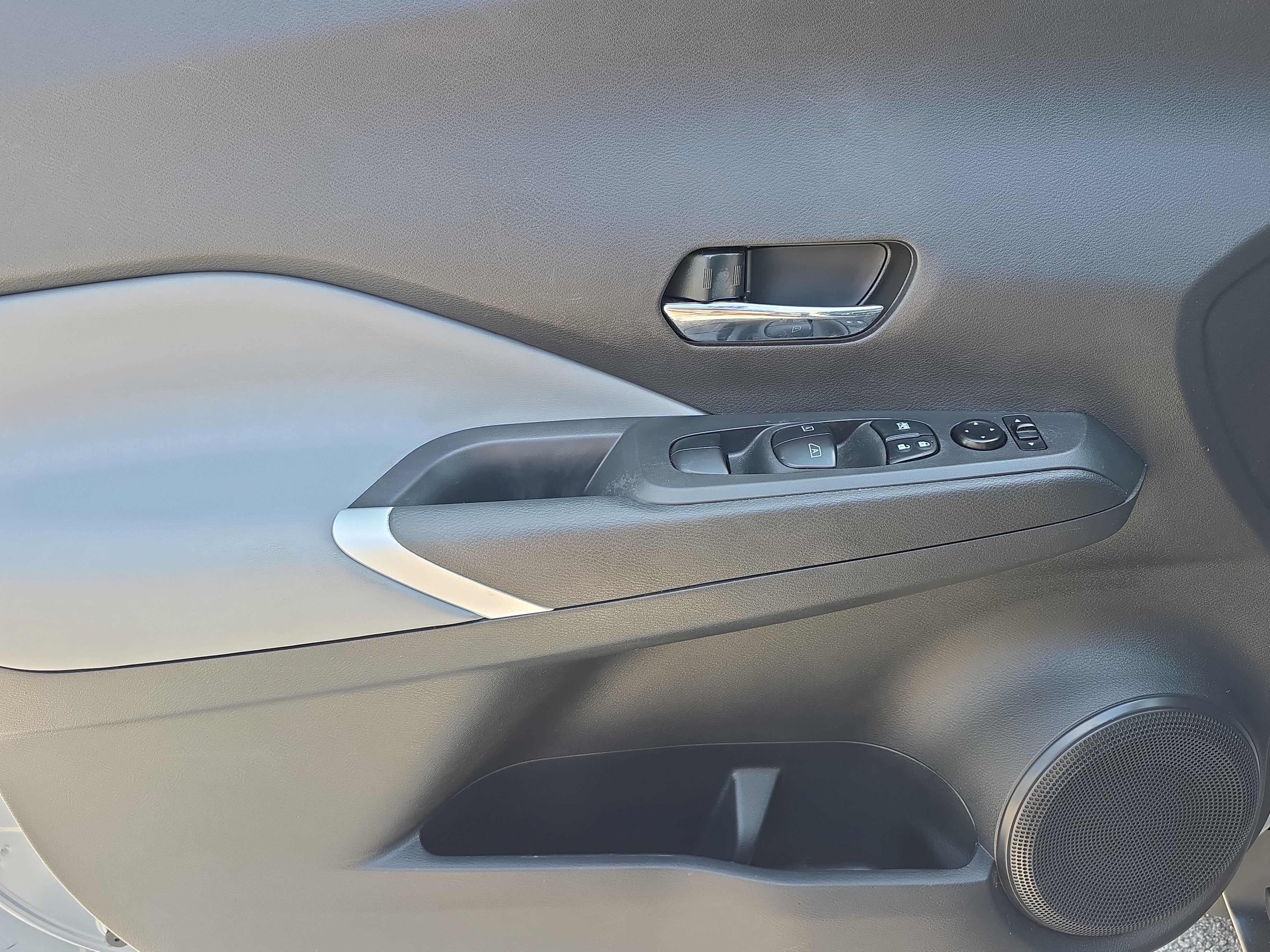 2022 Nissan Kicks SR