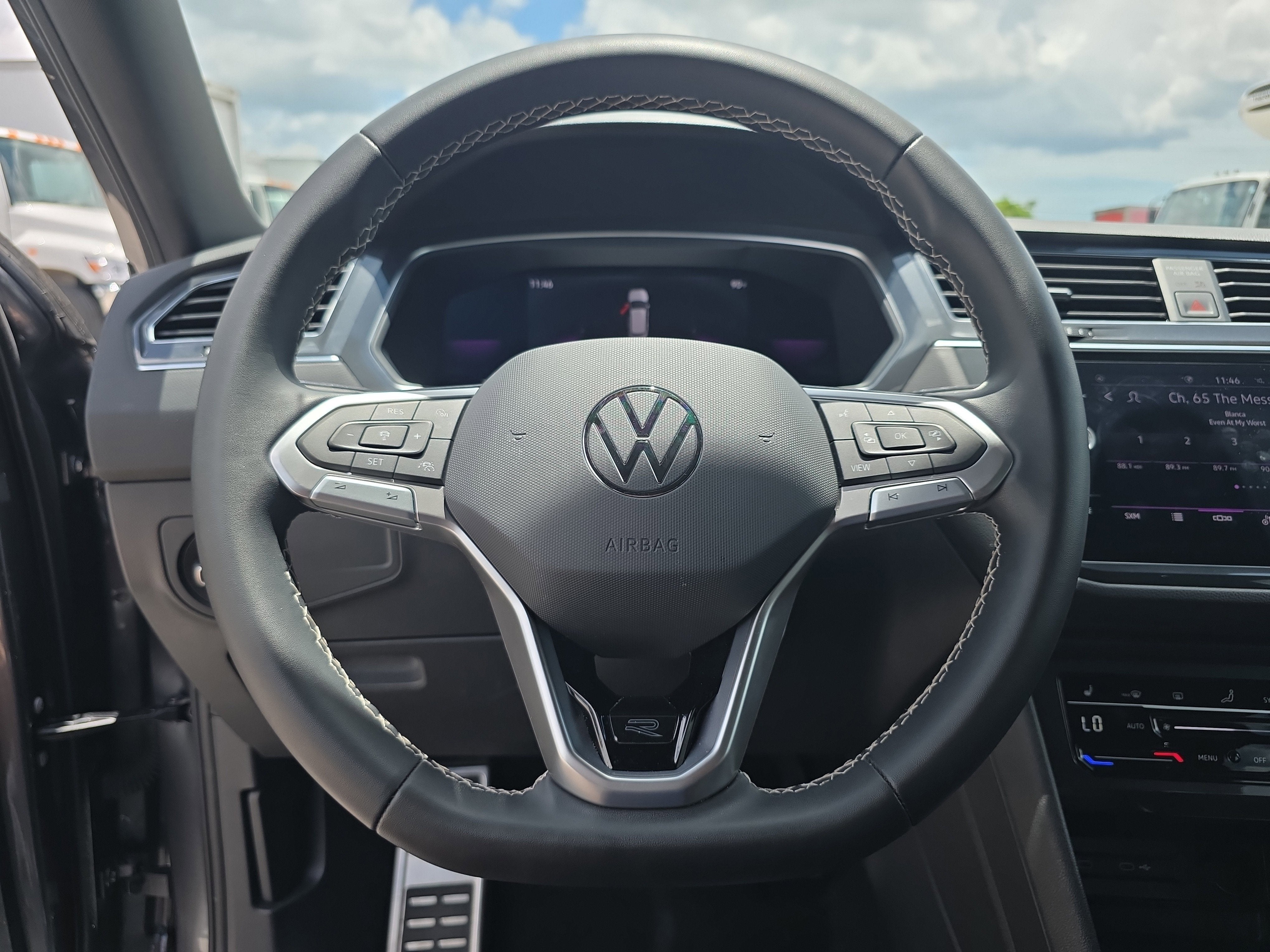 2023 Volkswagen Tiguan SE R-Line Black