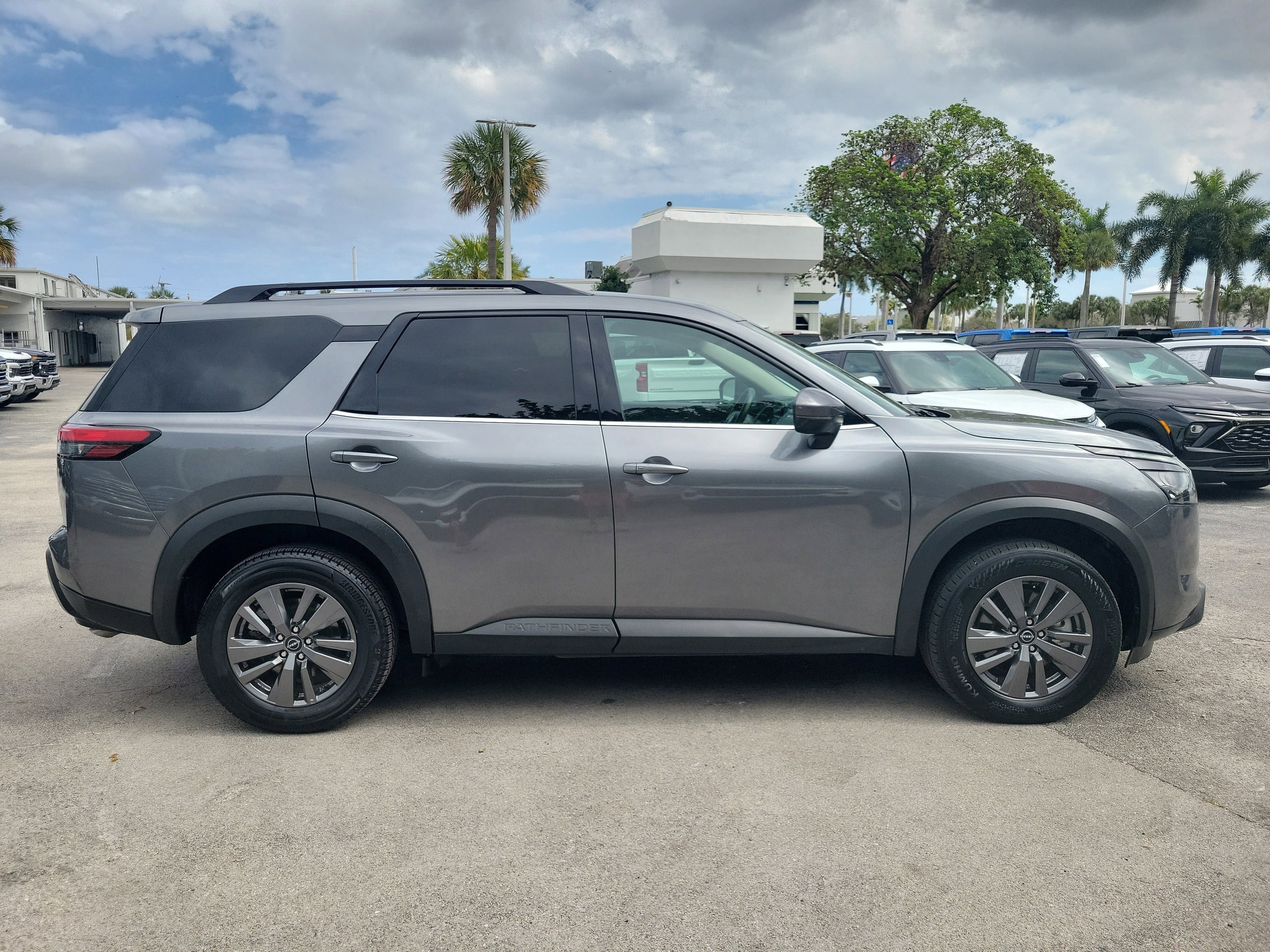 2025 Nissan Pathfinder SV