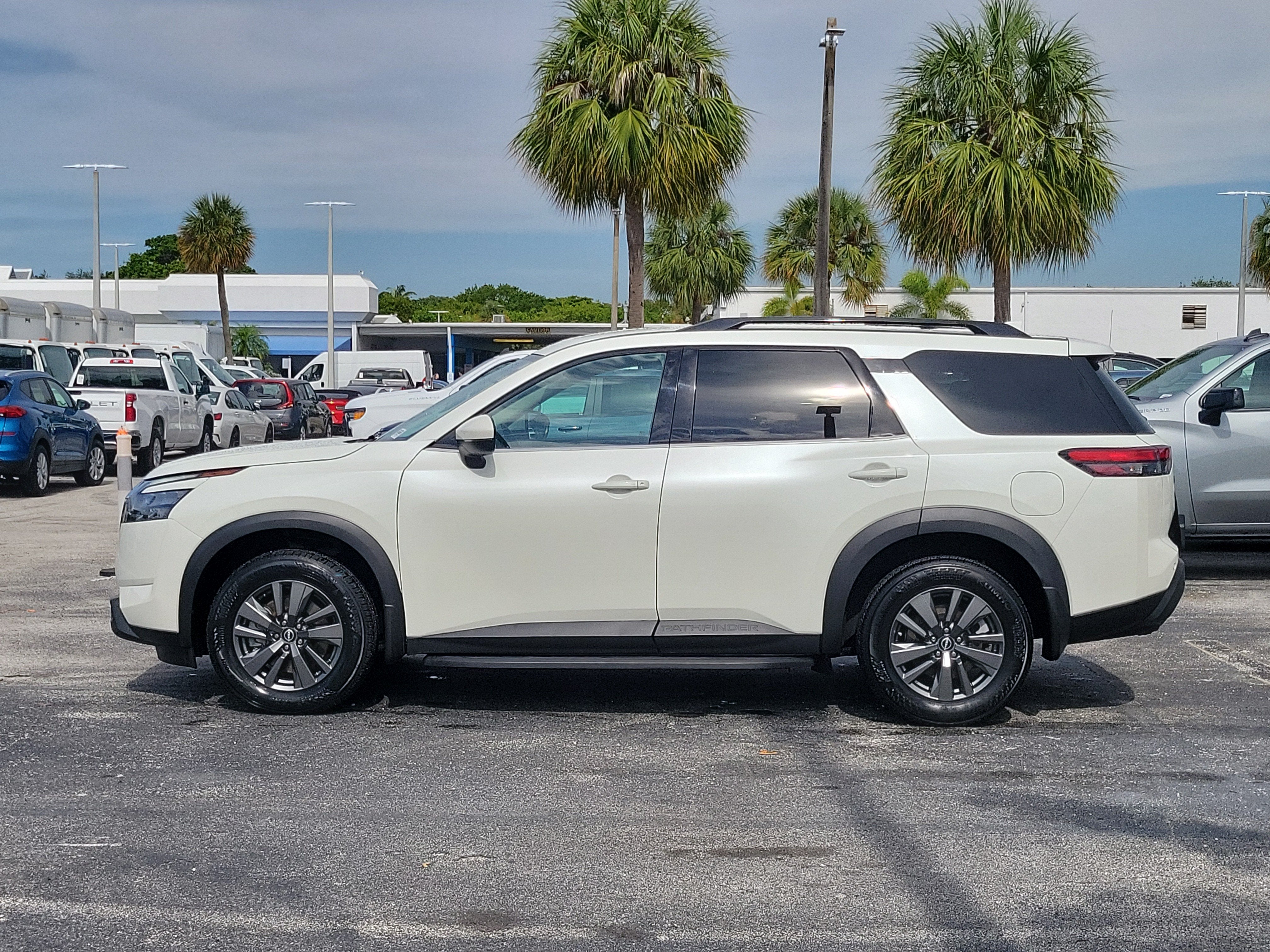 2024 Nissan Pathfinder SV