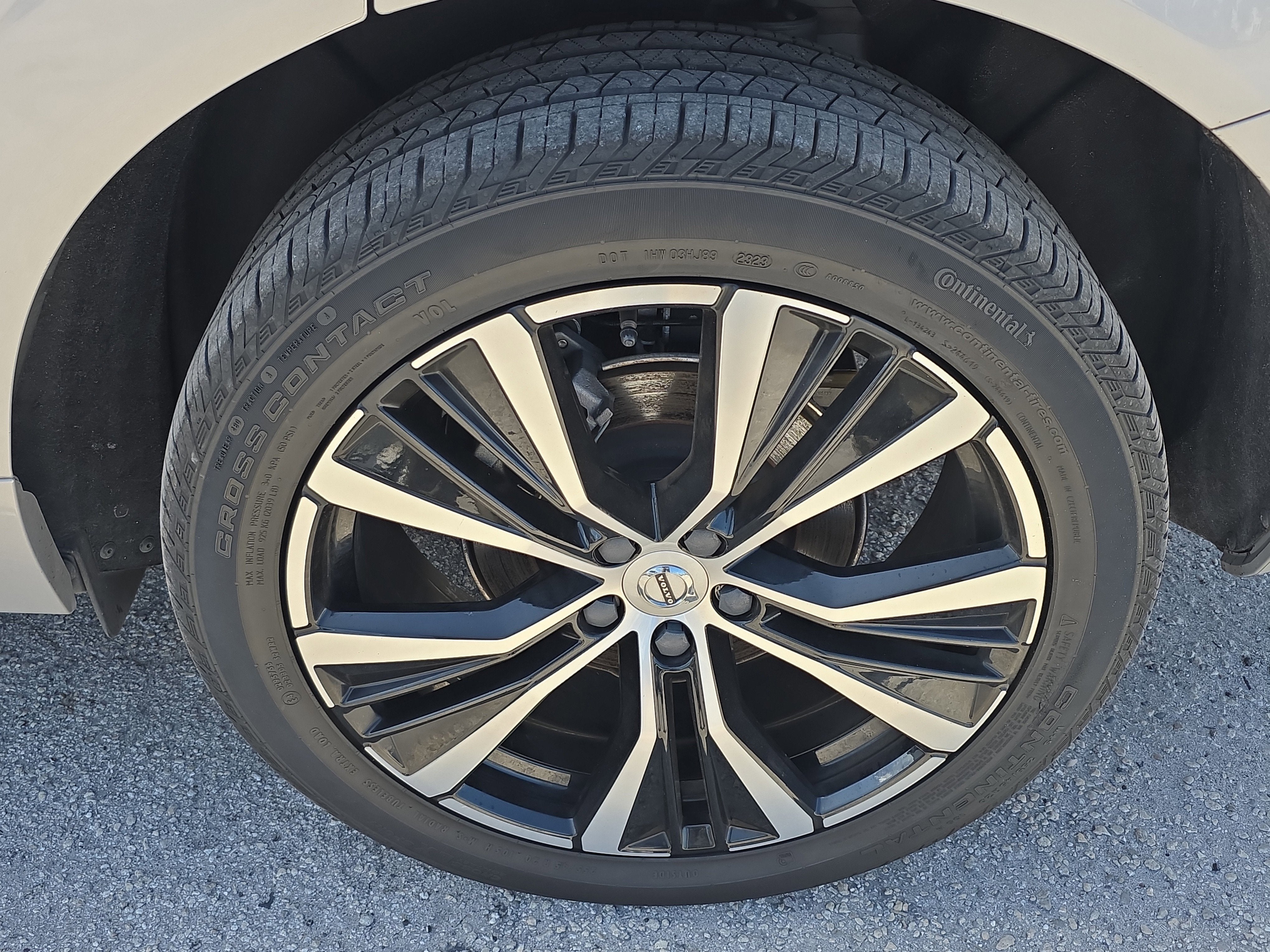 2024 Volvo XC60 Plus Dark Theme