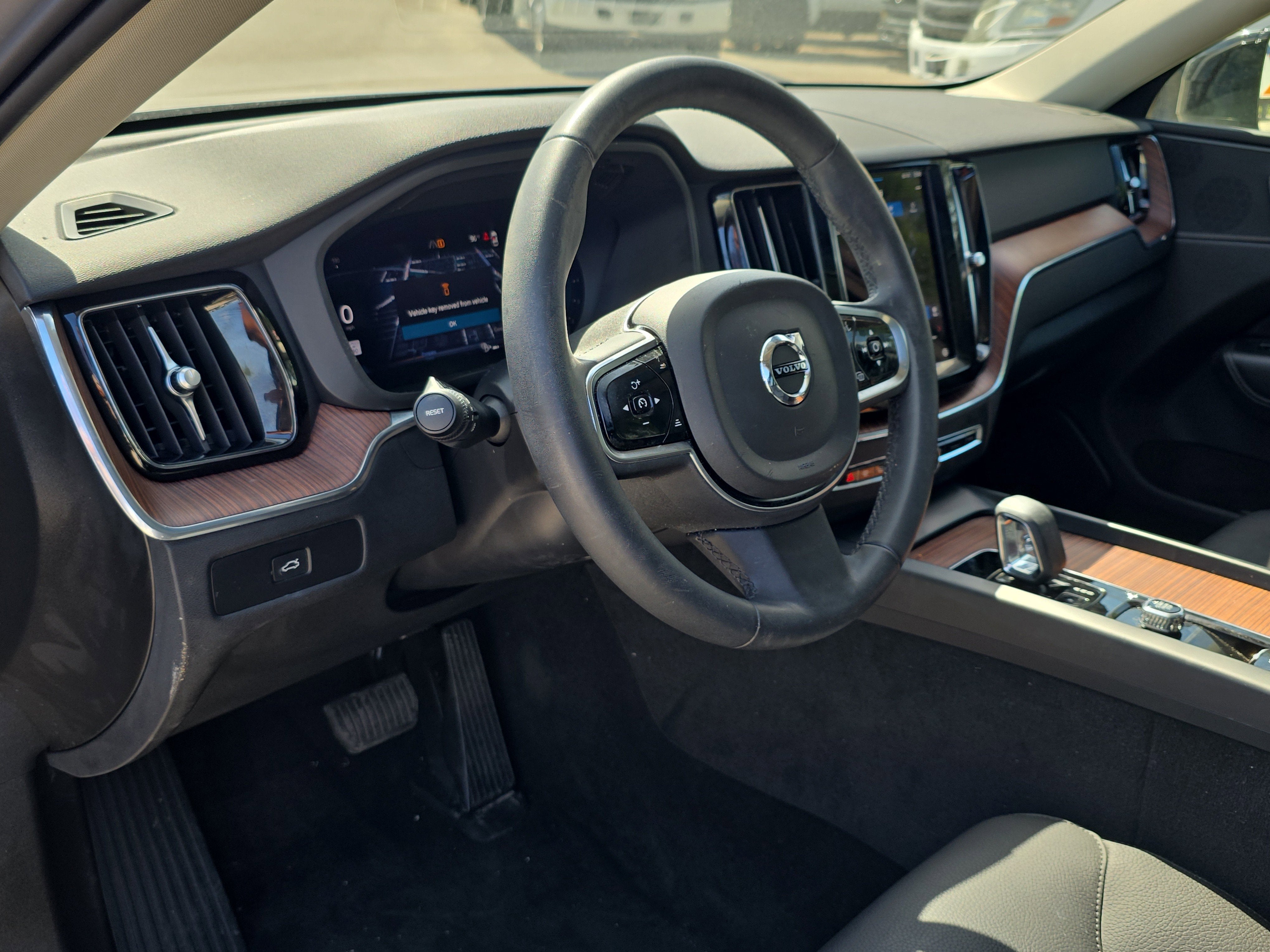 2024 Volvo XC60 Plus Dark Theme