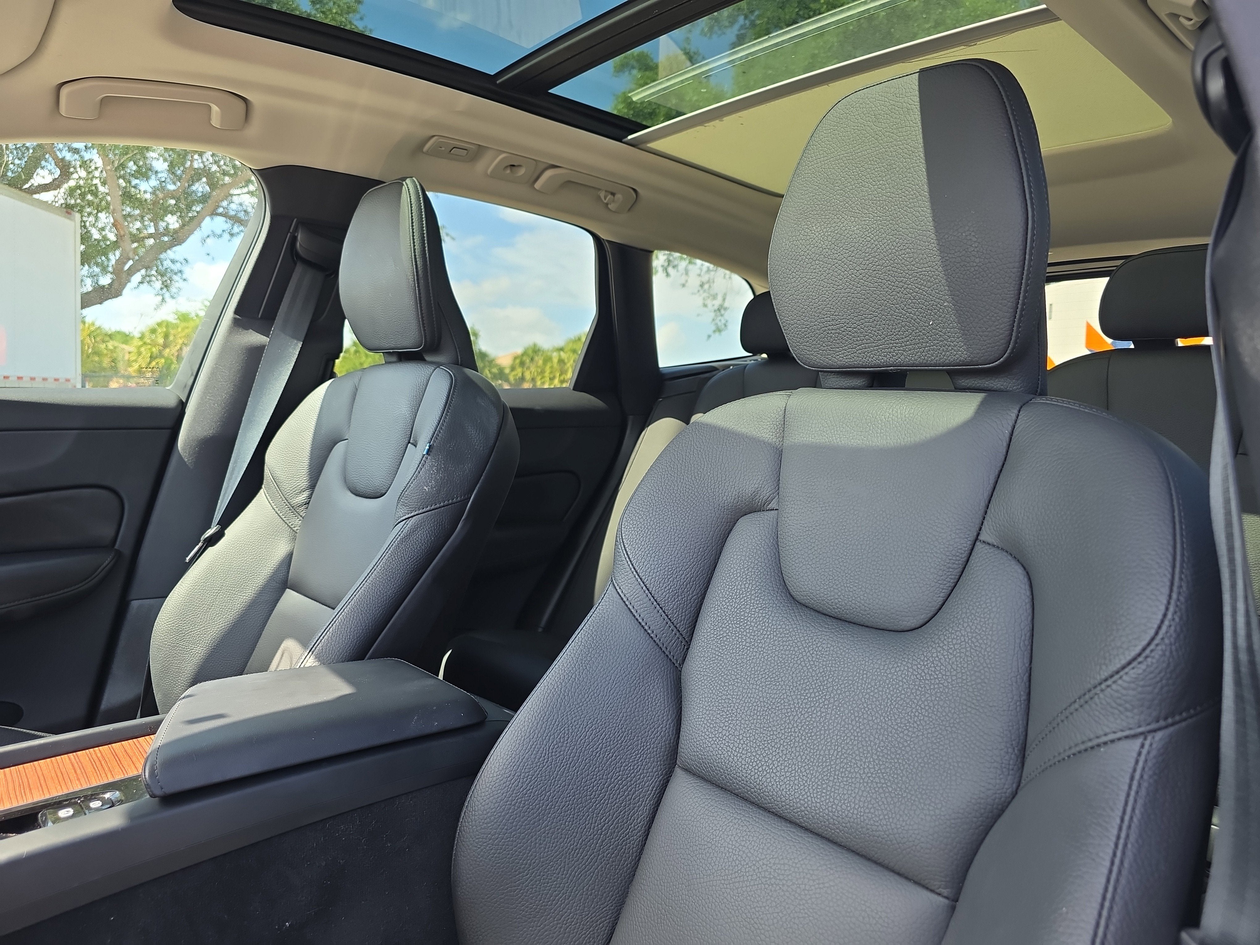 2024 Volvo XC60 Plus Dark Theme