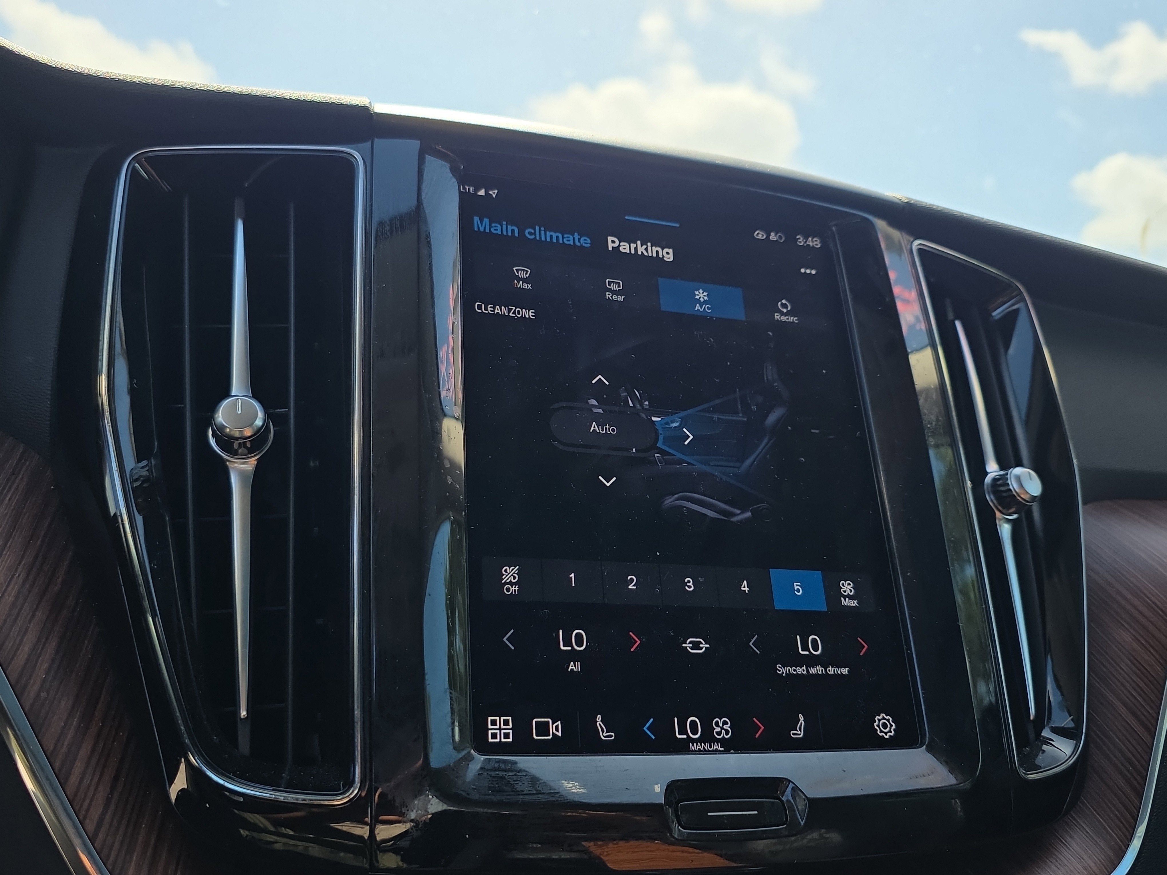 2024 Volvo XC60 Plus Dark Theme