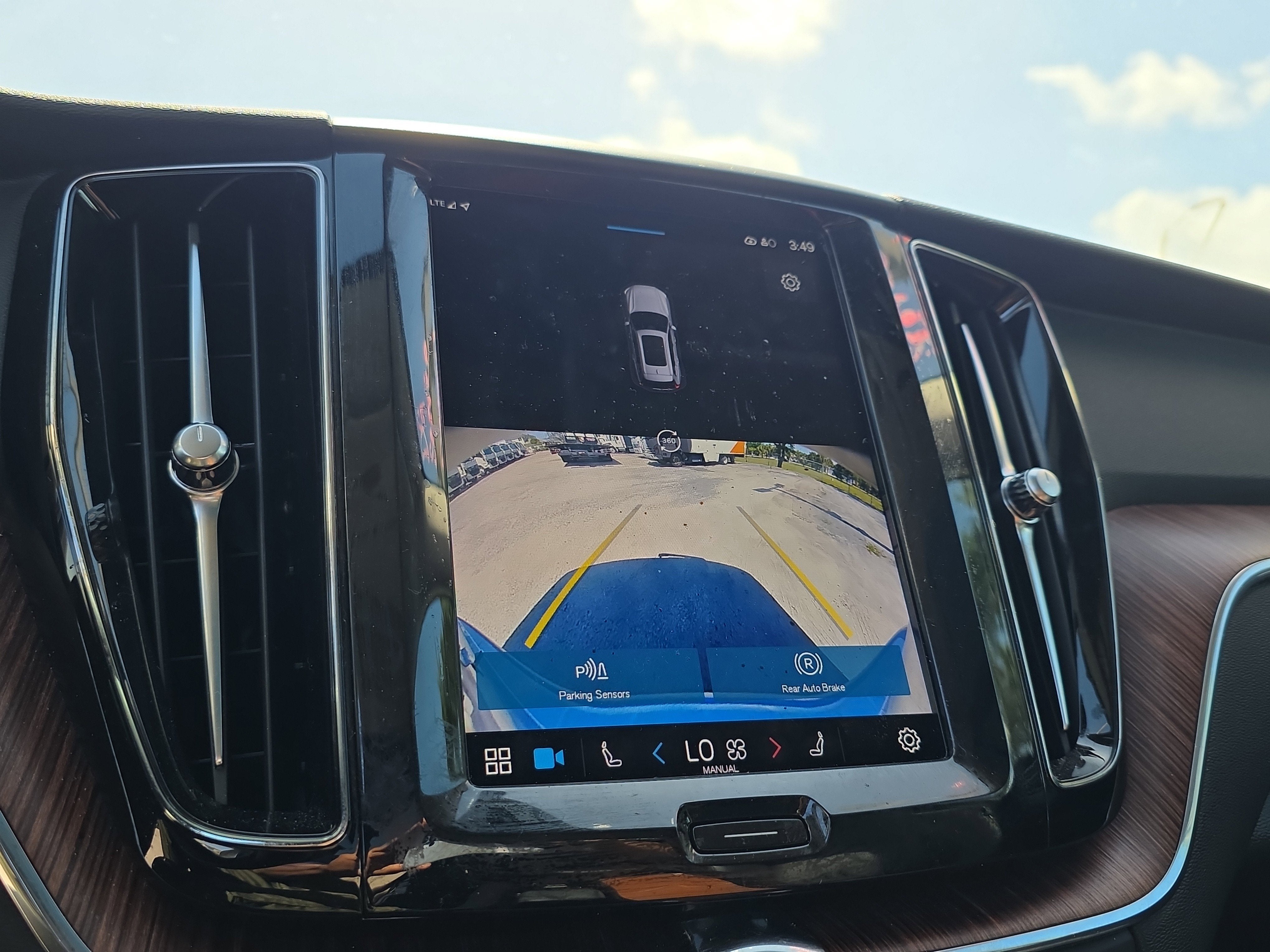 2024 Volvo XC60 Plus Dark Theme